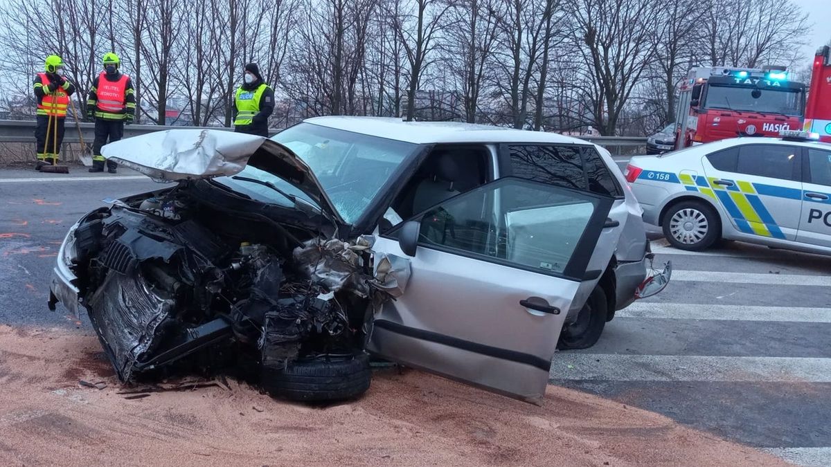U Mohelnice na Šumpersku se srazila dvě auta, jeden mrtvý